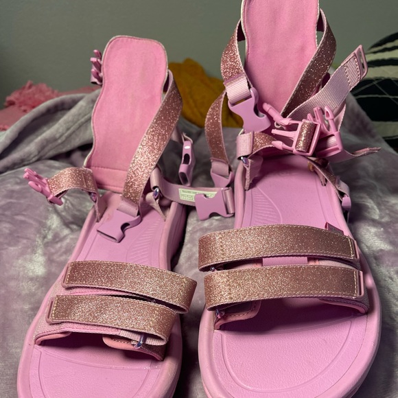 Teva × Christian Cowan Hurricane Gladiator
Sandal Metallic Pink Size: W 11 - Picture 7 of 7